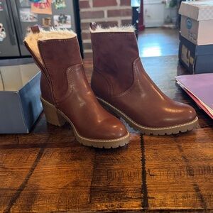 Universal Thread Brown Winter Boots with Faux Fur